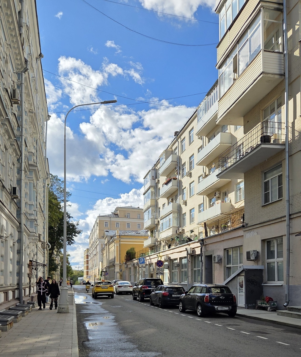 Покровский бульвар, 14/5 - Жилой дом Высшего совета народного хозяйства (ВСНХ) 1930 года, архитектор В. С. Мартынович (на фото справа)