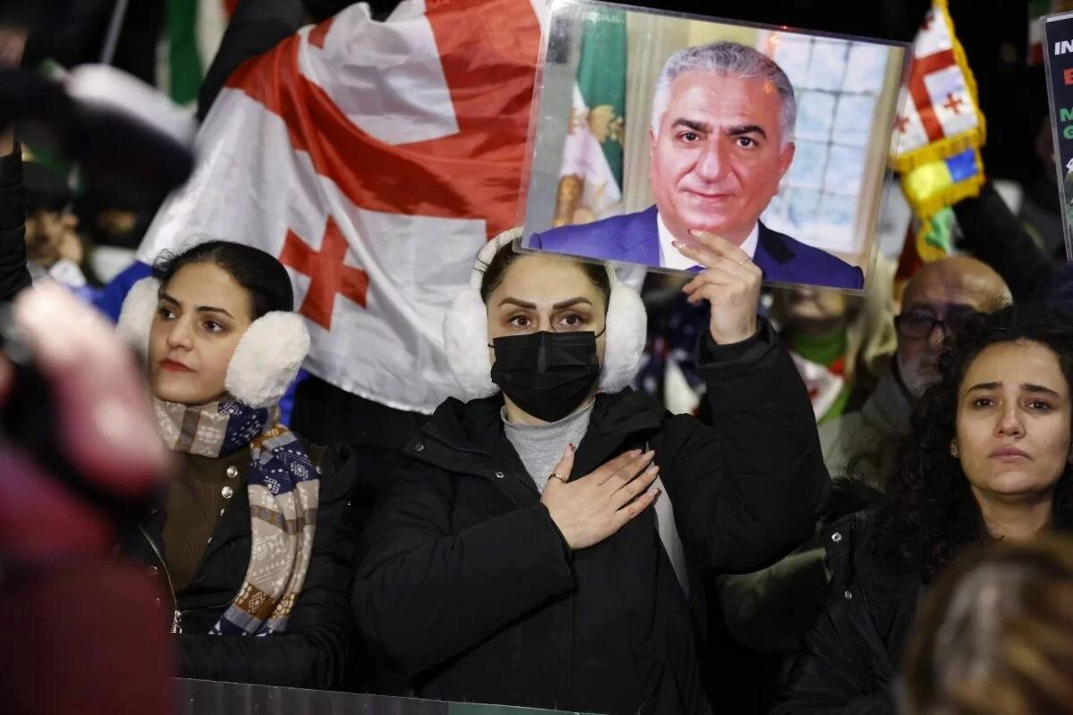 Протест напротив здания МИДа Ирана в Тбилиси.