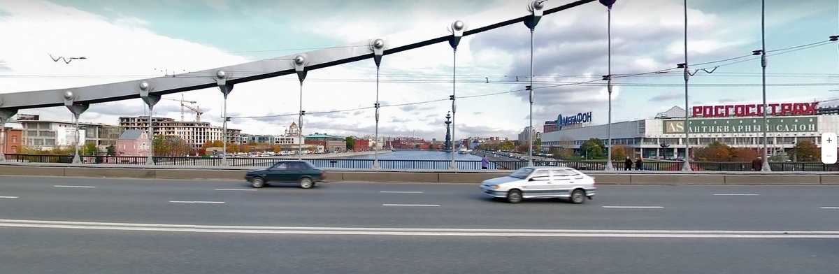 Глядя на мелькание людей и машин на улице