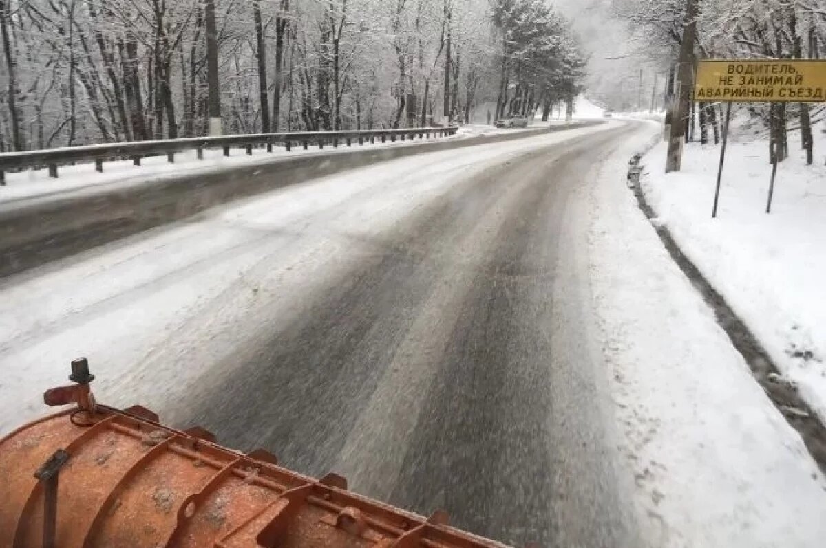    В Крыму за сутки очистили 12 тысяч километров дорог от снега