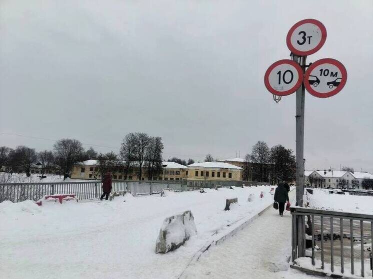     После наступления благоприятных погодных условий будут продолжены работы по укладке деревянного настила на объекте. Фото: telegram-канал главы Старорусского муниципального округа Елены Комаровой