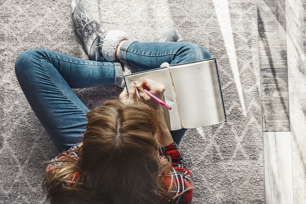    Дневник - универсальный инструмент саморазвития. Он помогает лучше понимать себя, учиться управлять эмоциями и отслеживать прогресс. / iStock