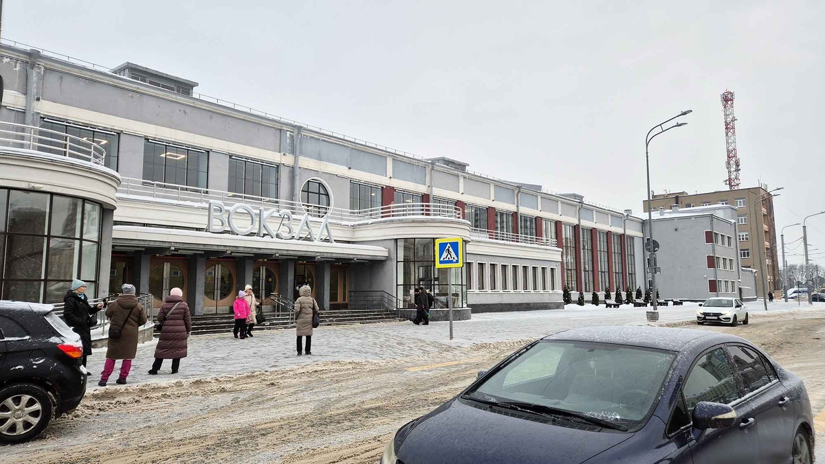 Так вокзал выглядит с привокзальной площади