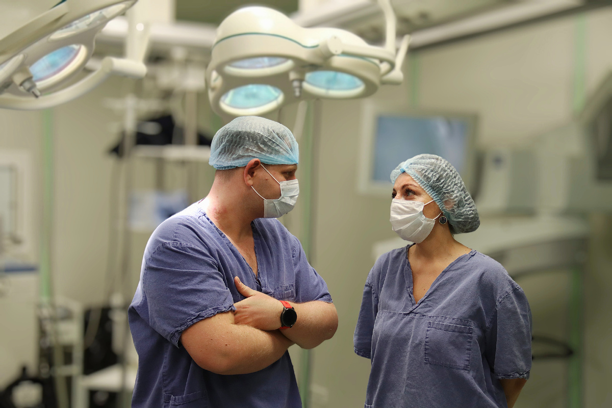 Егор Говоруха — врач-анестезиолог-реаниматолог, его супруга Ирина — операционная медсестра в Новосибирском НИИ травматологии и ортопедии им. Я.Л. Цивьяна Минздрава России