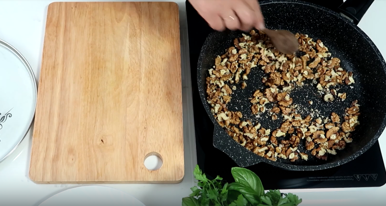 Обжариваем грецкий орех