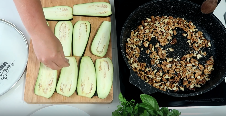 Ломтики баклажанов посыпаем солью