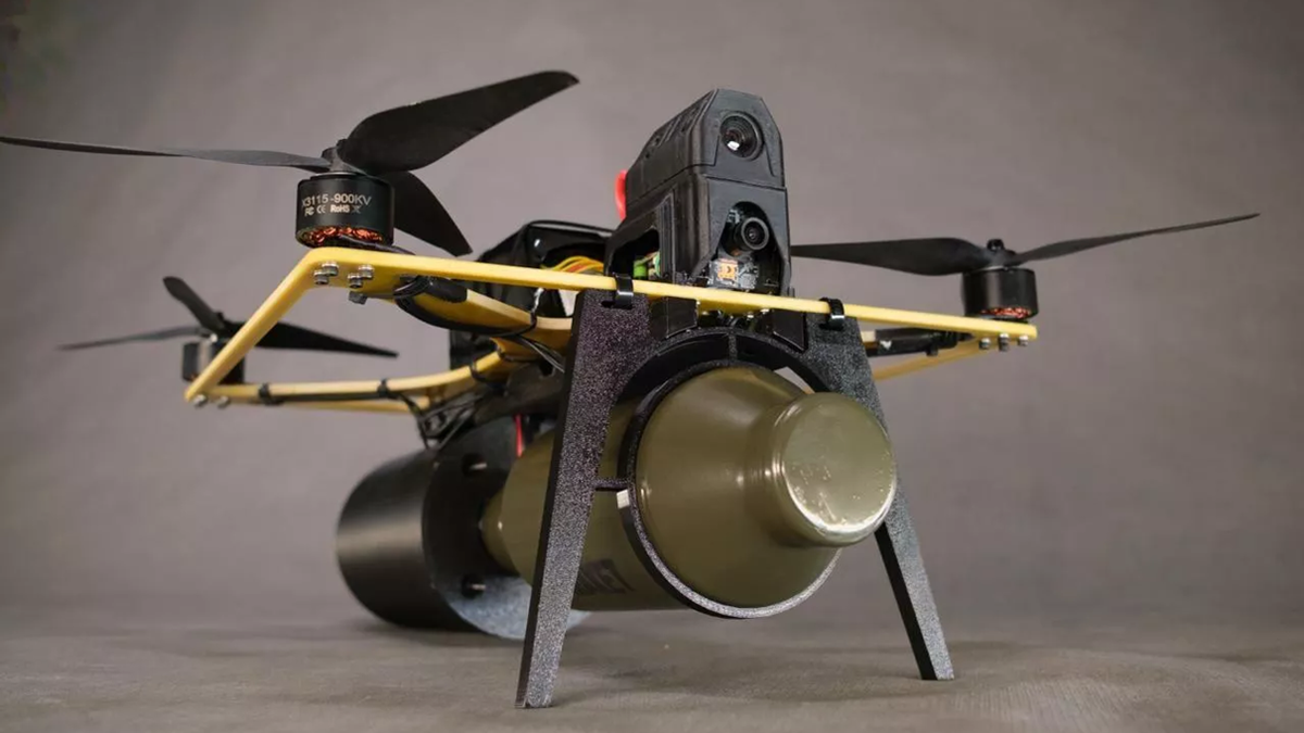 На фотографии: «Князь Вандал Новгородский» (КВН) – дрон на оптоволокне (дрон на веревочке или оптоволоконный дрон). Источник фото: https://cdnn21.img.ria.ru/images/07e9/08/1b/2037874191_0:133:1280:853_1920x1080_80_0_0_5ef35d997f46800c6631776529dbfbcb.jpg