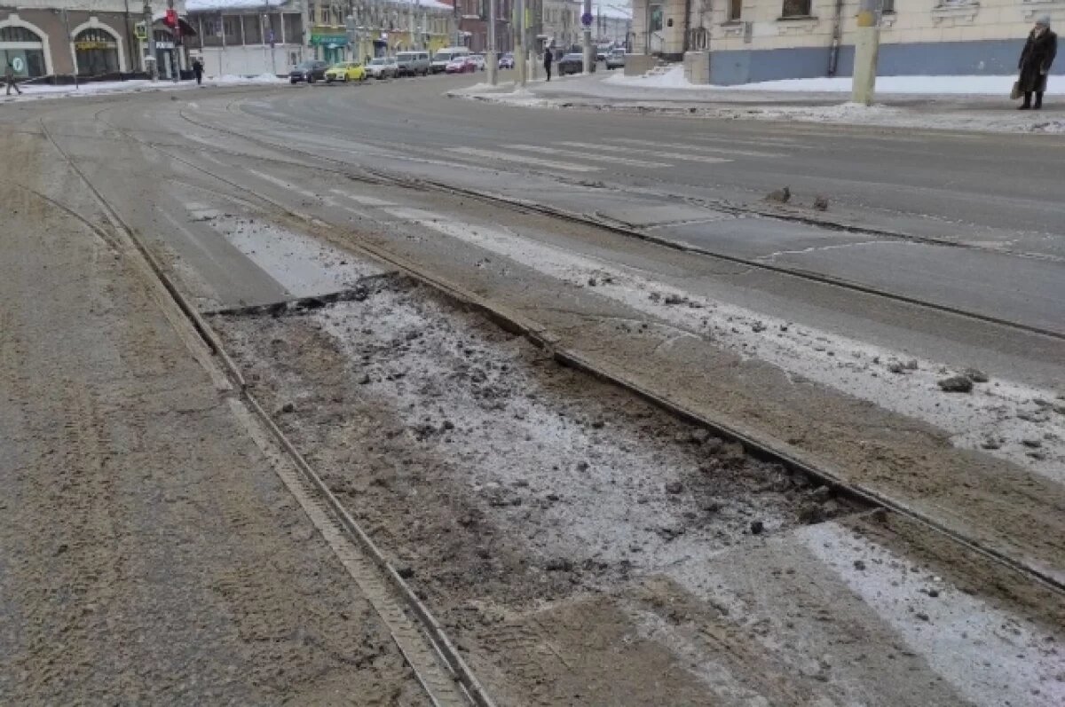    На ул. Советской в Туле раскопанные трамвайные пути затрудняют движение