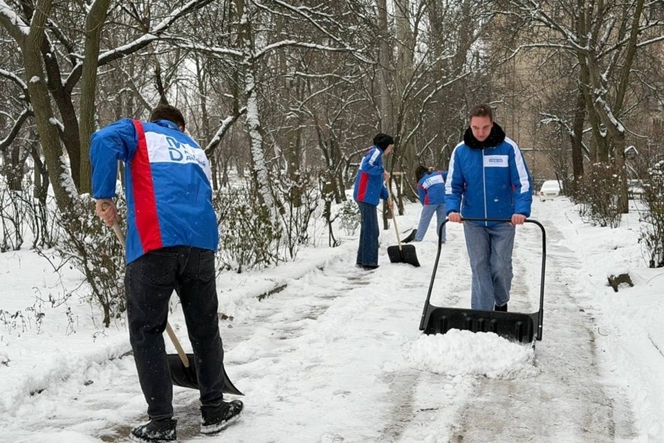    Молодежные организации ДНР активно включились в ликвидацию последствий снегопада. Фото: ТГ/Шимановский