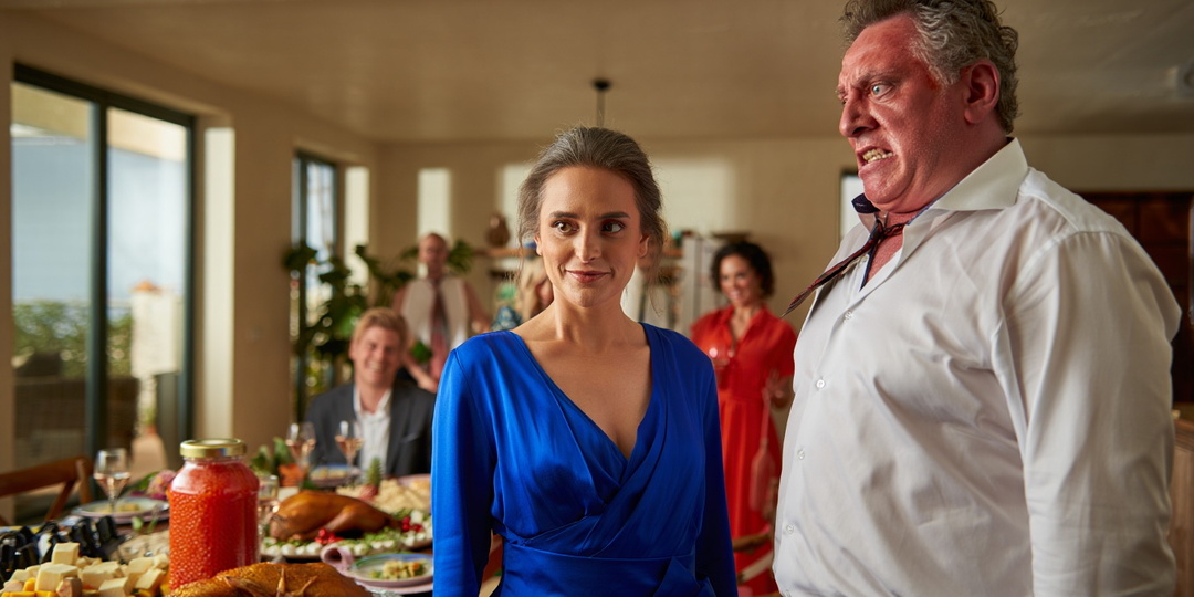 Накрыла стол на 50 лет, а он запретил мне сесть. Улыбнулась и одной фразой обнулила его статус