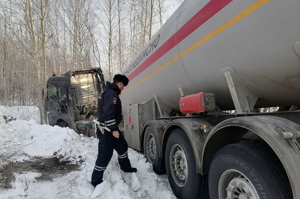    Грузовик с пропаном не справился с управлением и съехал в кювет. Фото: Госавтоинспекция Свердловской области