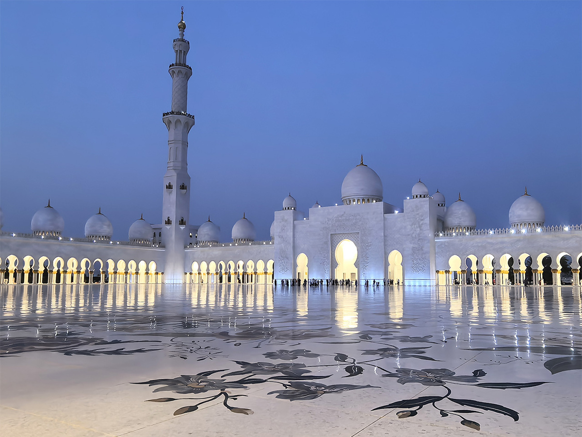 Площадь внутреннего двора мечети шейха Зайда