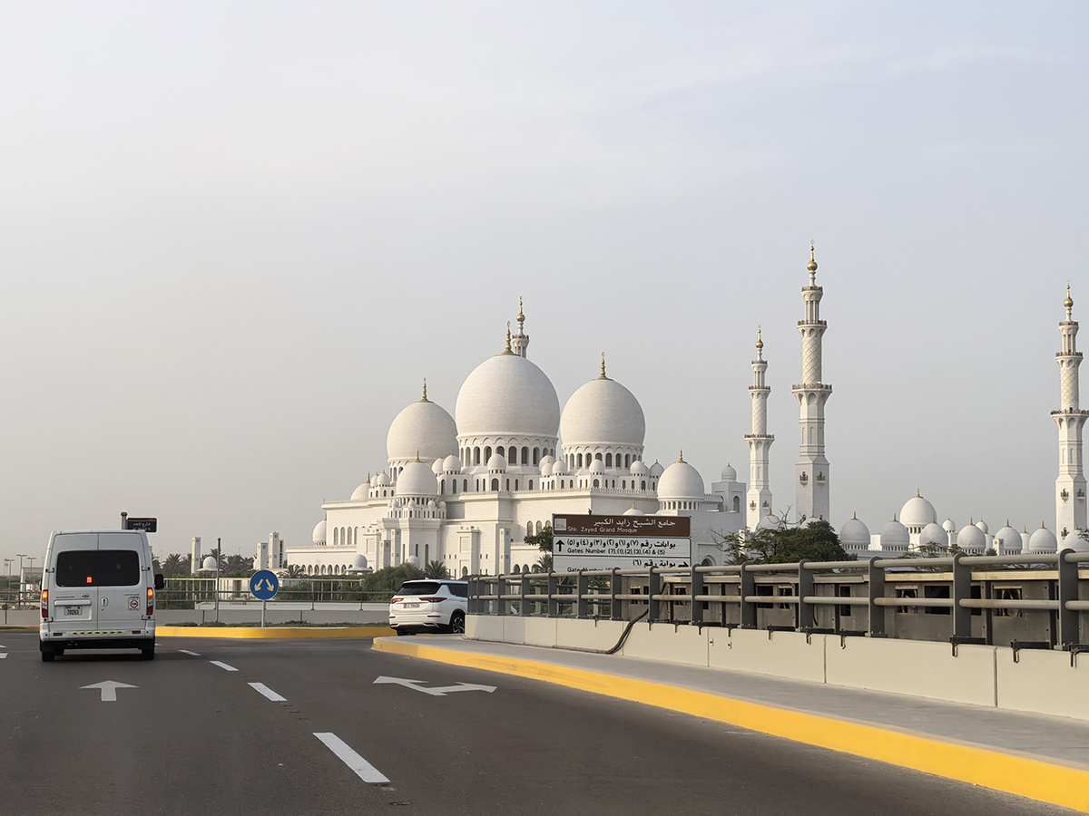 Съезд к мечети шейха Зайда