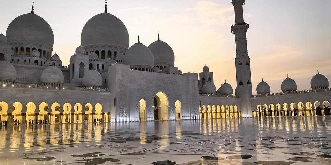 Белая мечеть в Абу-Даби, со входом через стеклянный шар по QR-коду