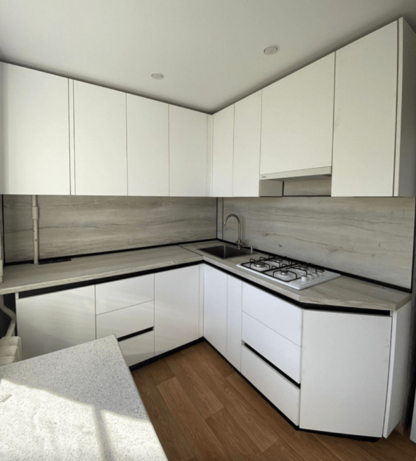 А кухню поставил в однушку жены, в которой мы живем.