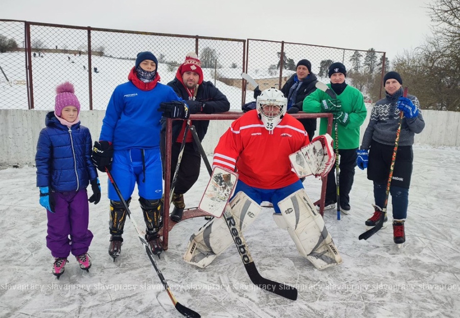     Лед, азарт и семейный отдых: как живет главный каток Копыля этой зимой?