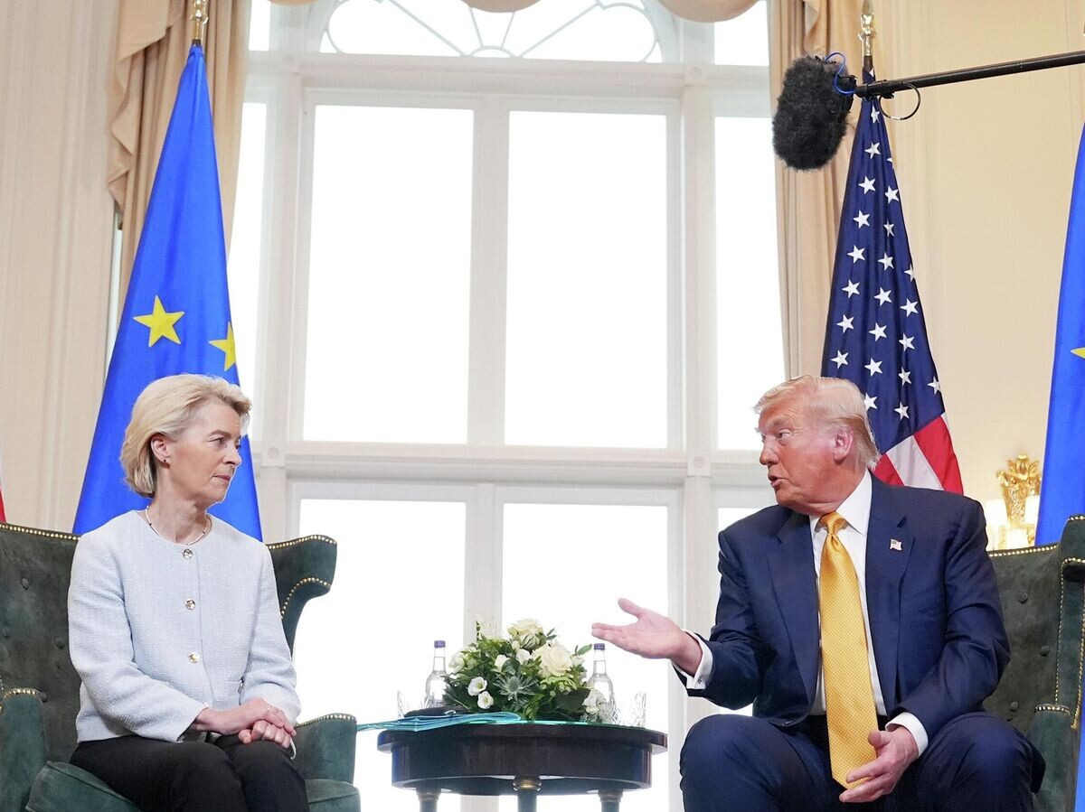    Президент США Дональд Трамп и председатель Европейской комиссии Урсула фон дер Ляйен во время встречи в Шотландии | © AP Photo / Jacquelyn Martin
