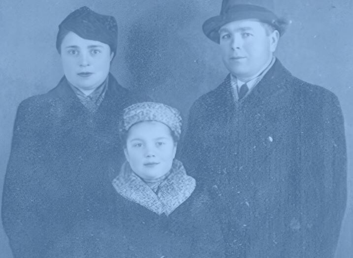 Нина в детстве с мамой и папой. 