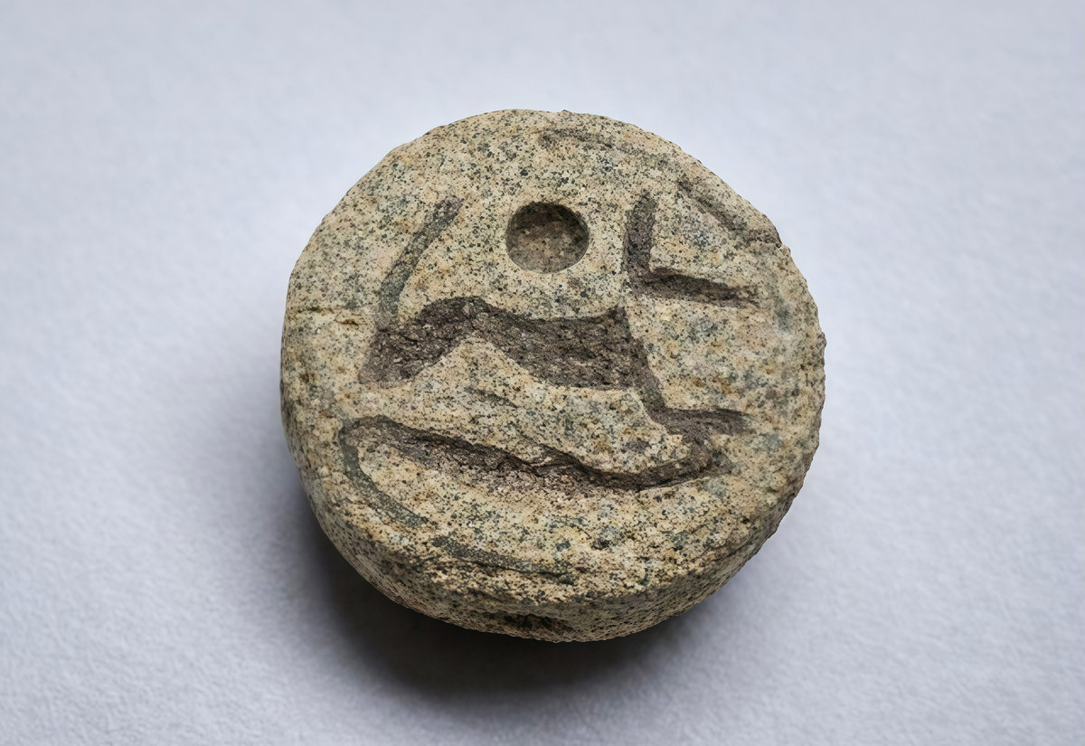 Бусина-скарабеоид с иероглифической надписью. VI-V вв. до н.э. Египетский фаянс. Анапский археологический музей.