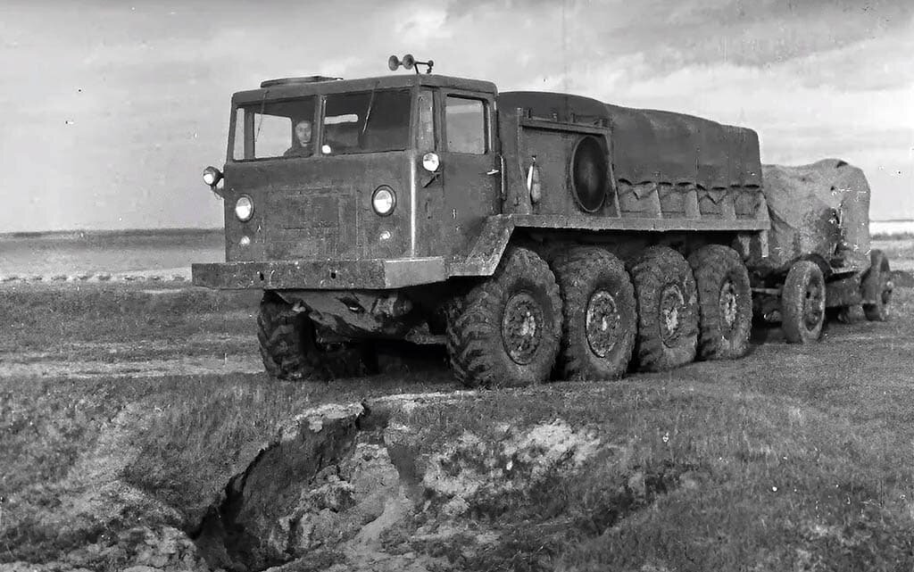 Кабина ЗИЛ-134 имела большую площадь остекления, мощную систему отопления и командирский люк в крыше