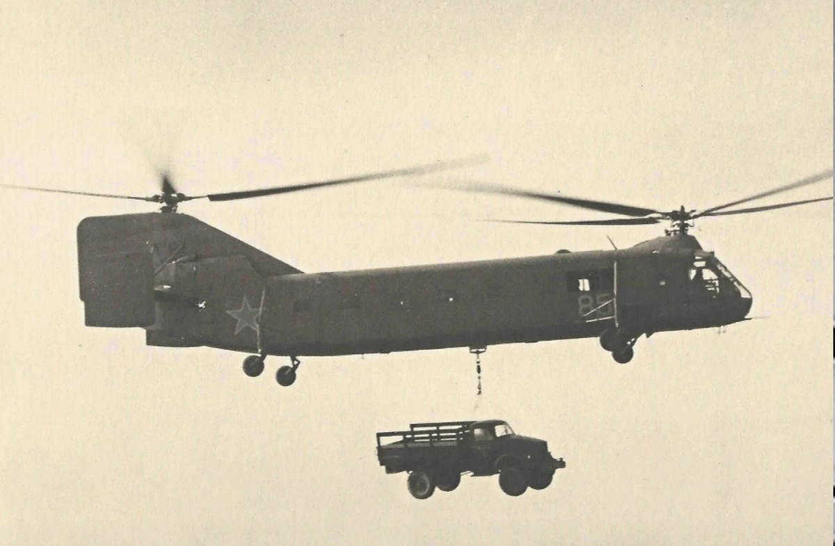 Двухосный вертолёт Як-24 с грузовиком на подвеске.