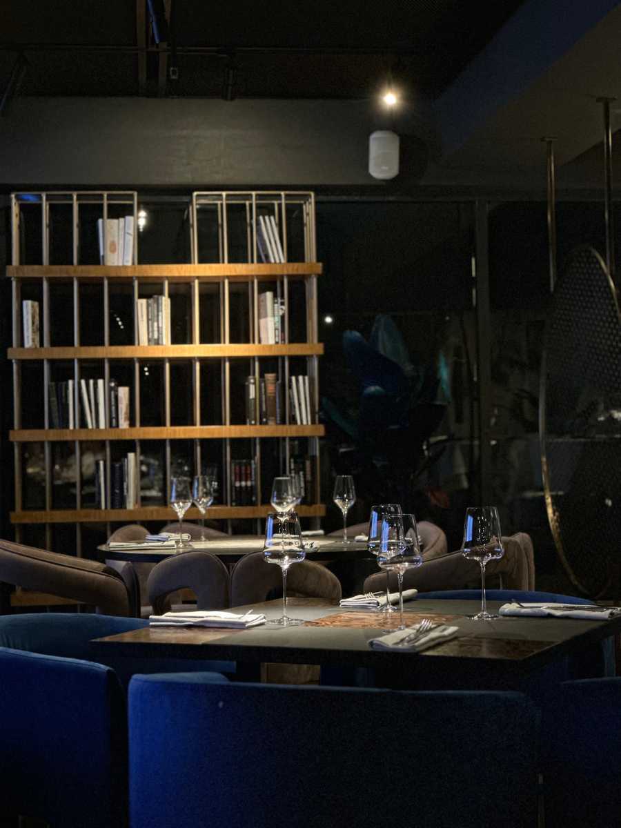 Полки с книгами и альбомами по истории города символично продолжают направление культурного кода пространства