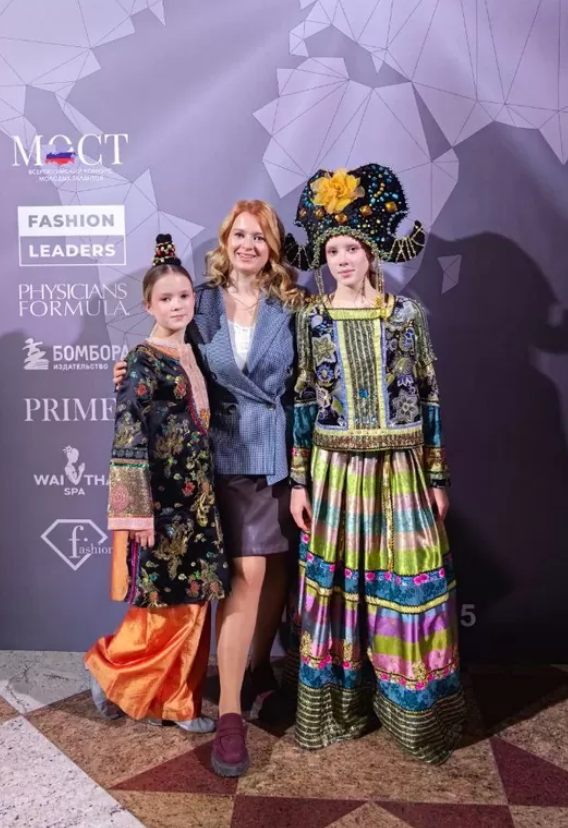 С дочерьми Лизой и Златой