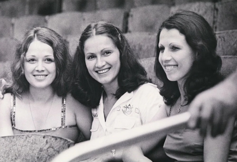 У Софии Ротару большая семья — у неё три сестры и два брата. С младшей сестрой Аурикой (она слева) разница в 11 лет. Справа - сестра Лидия