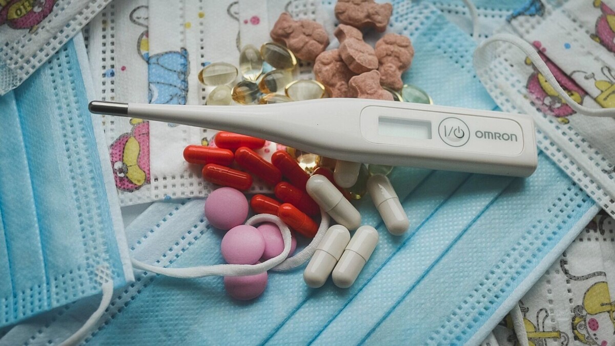    Обязательно храните в домашней аптечке электронный градусник, стерильные бинты, одноразовые перчатки, ножницы и пинцет   1MI