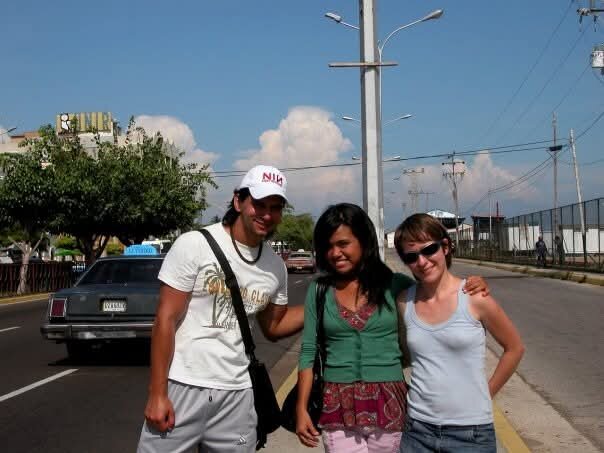 Я (справа) с Мигелем и Паулиной в Маракайбо 