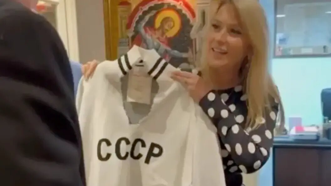    Такой же свитер челябинский депутат Госдумы Лантратова вручила американскому военному. Фото: телеграм-канал Яны Лантратовой.