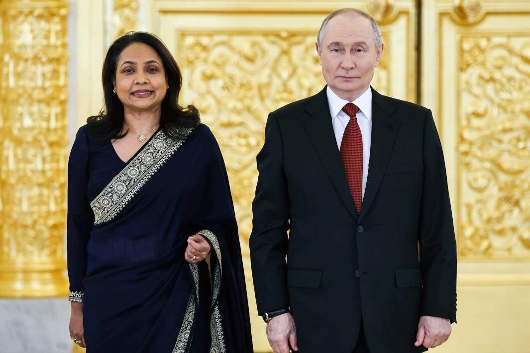 Президент РФ Владимир Путин и посол Шри-Ланки в России Шобини Каушала Гунасекера на церемонии вручения верительных грамот чрезвычайными и полномочными послами иностранных государств в Александровском зале Большого Кремлевского дворца. Фото: РИА Новости/Александр Казаков