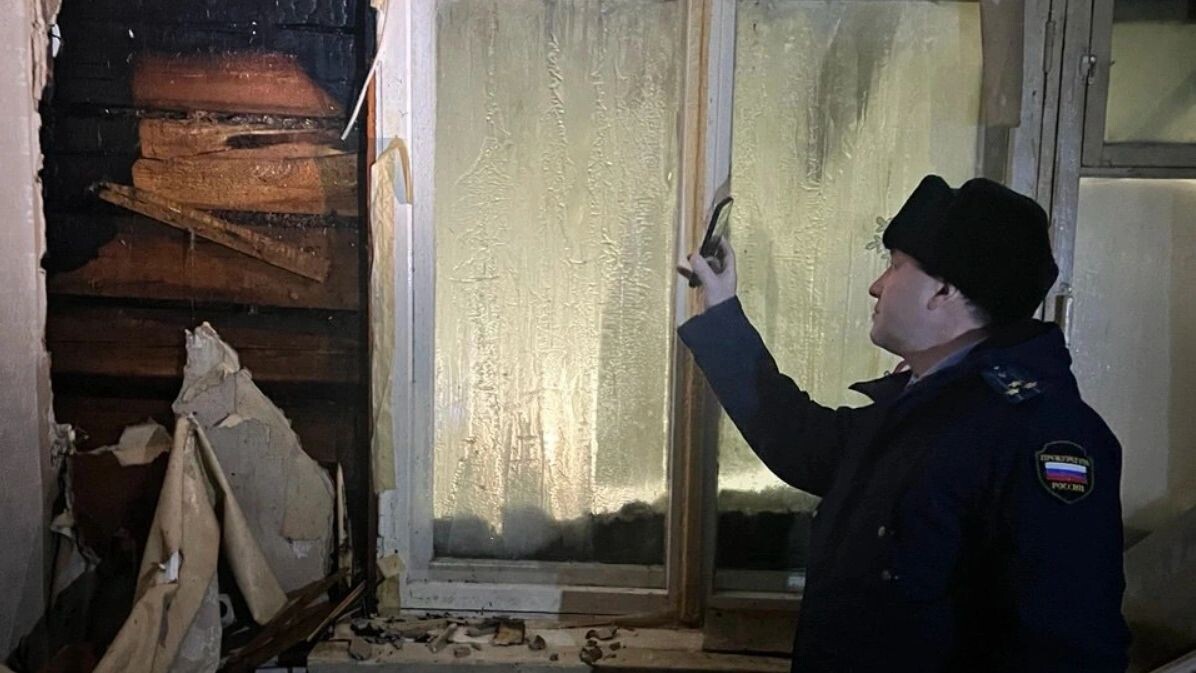    Пожар произошел утром 16 января в деревянном жилом доме в Салехарде. Фото: пресс-служба прокуратуры ЯНАО
