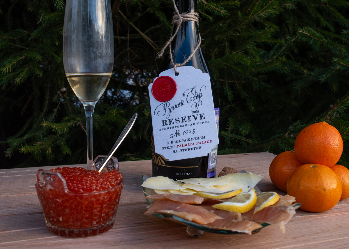 Стиль минимализм. Икра с камчатки, напиток из Крыма. Сыр из Костромы. Рыба - из местных вод.