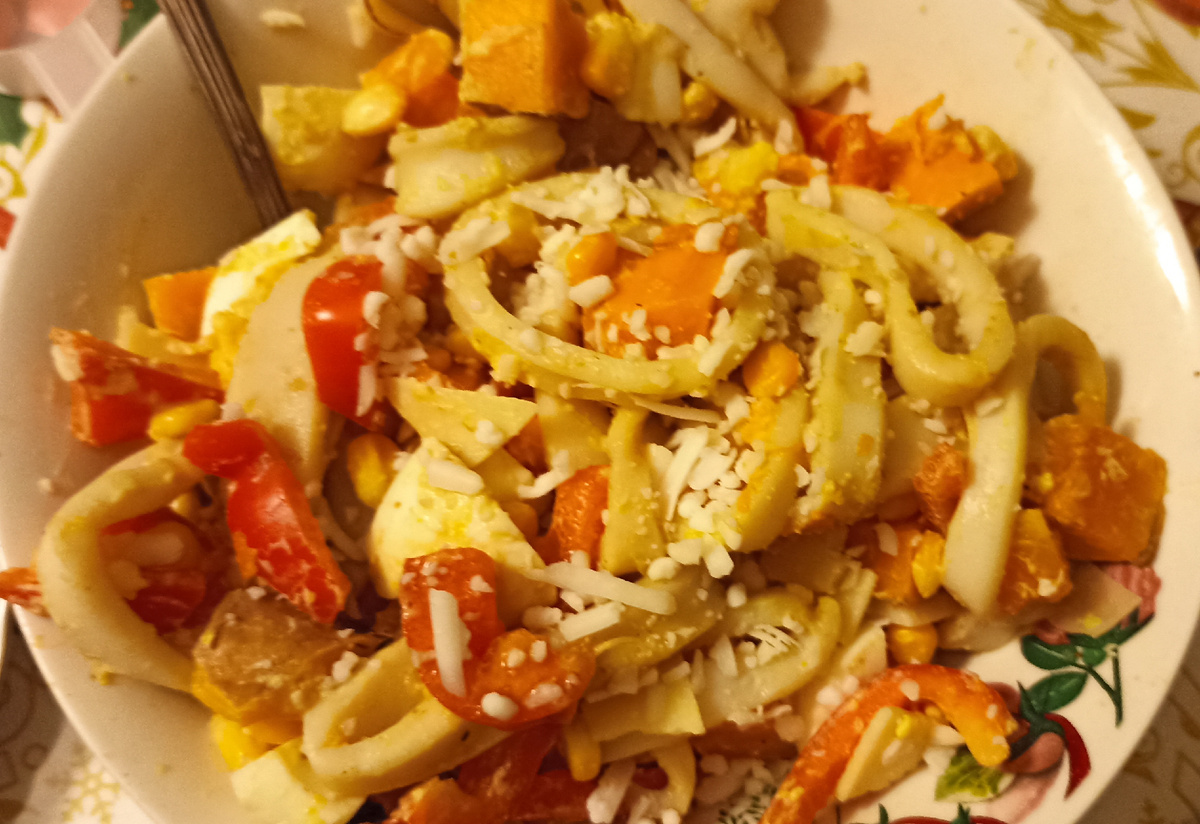 Салат с кальмаром и яйцом, щепотка сыра