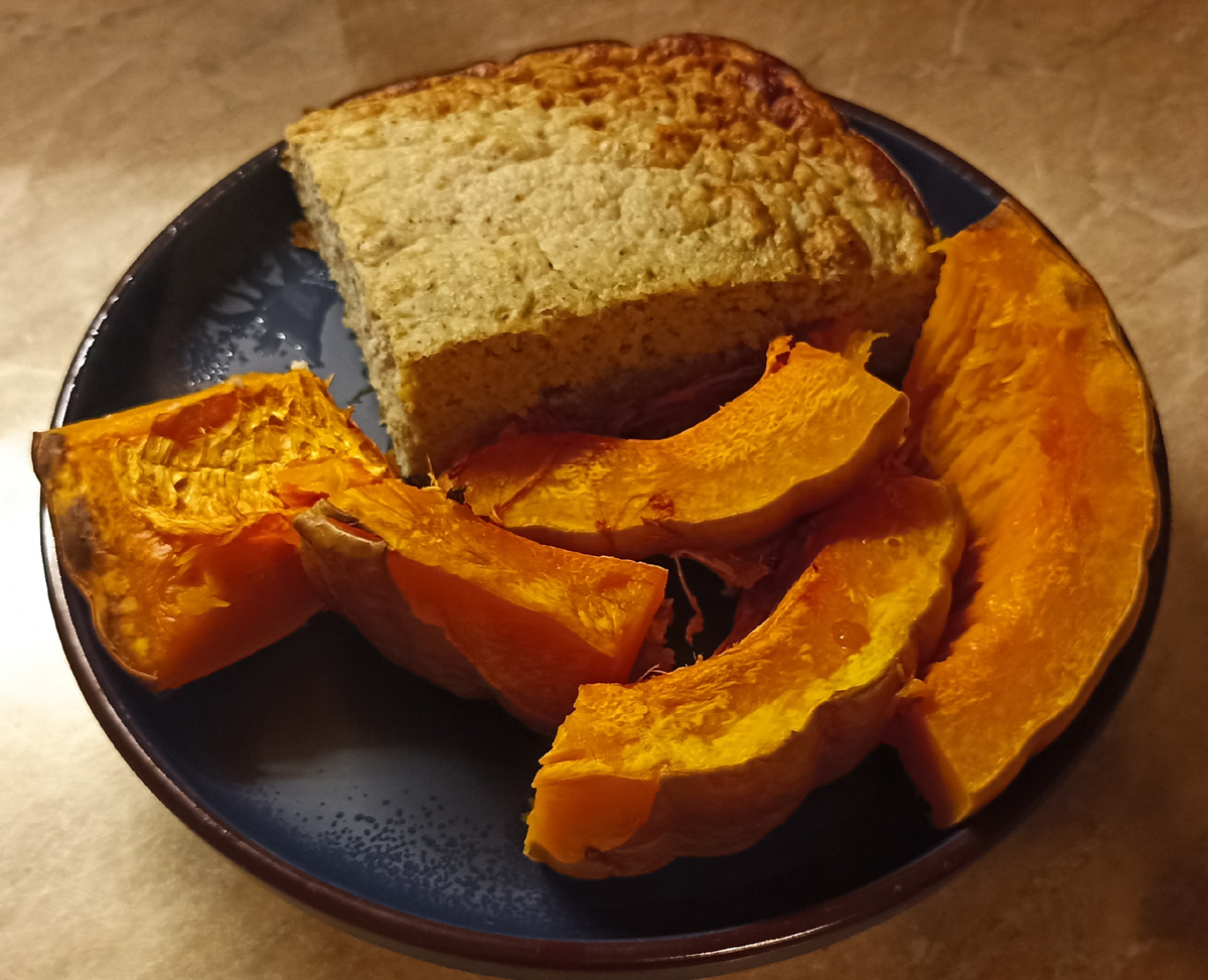 Запеканка из индейки и капусты, печёная тыква 