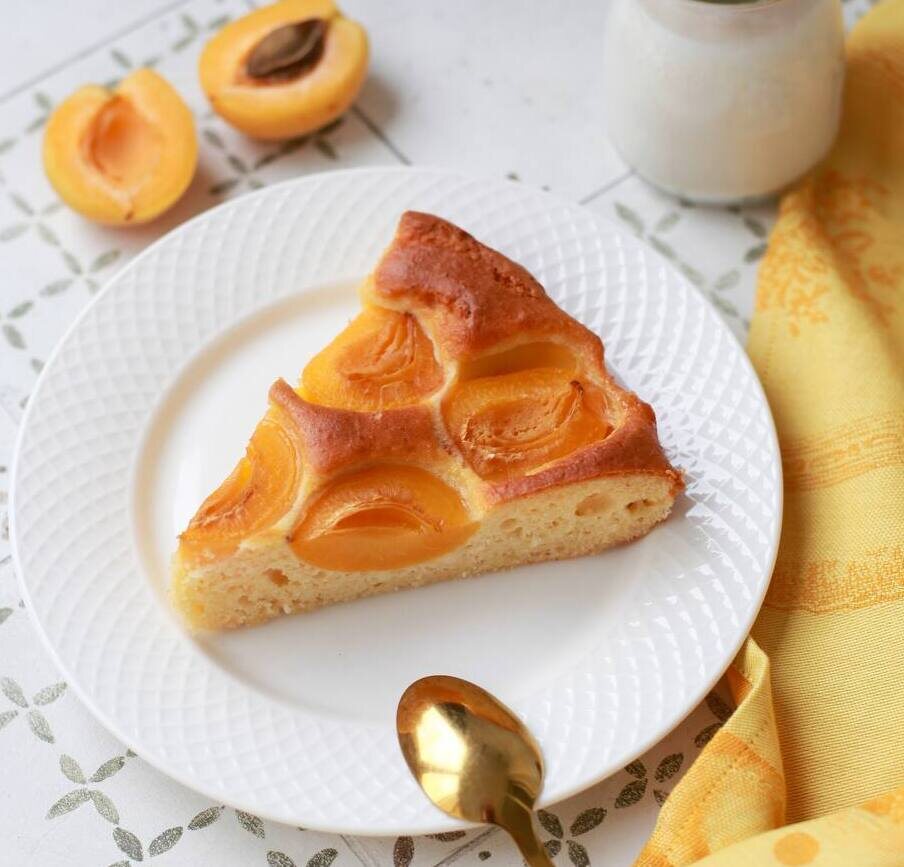 Беглютеновый пирог с курагой от Дарьи Третьяковой – моего соавтора по книгам-практикумам «Осознанная кулинария» и «Чистое питание». 