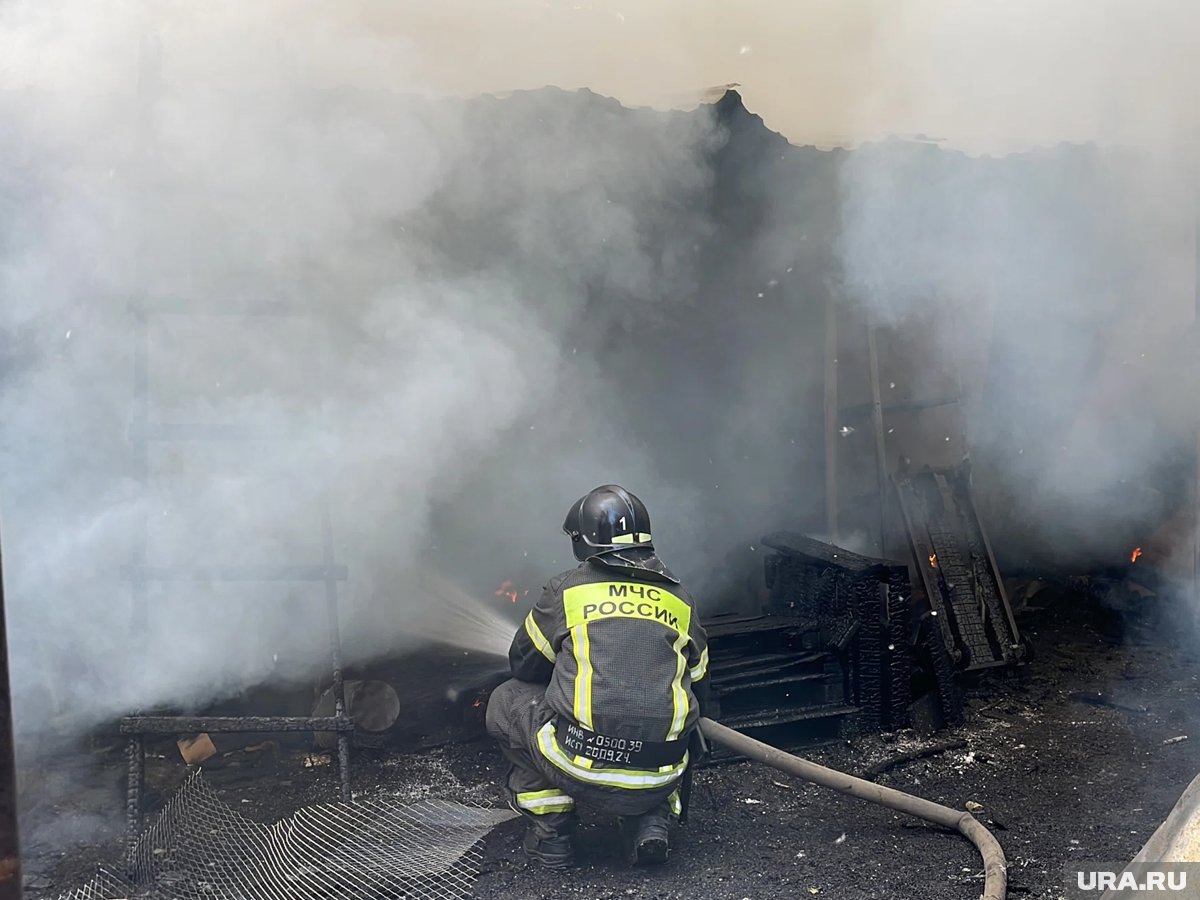    Пожарные прибыли на место ЧП (архивное фото)