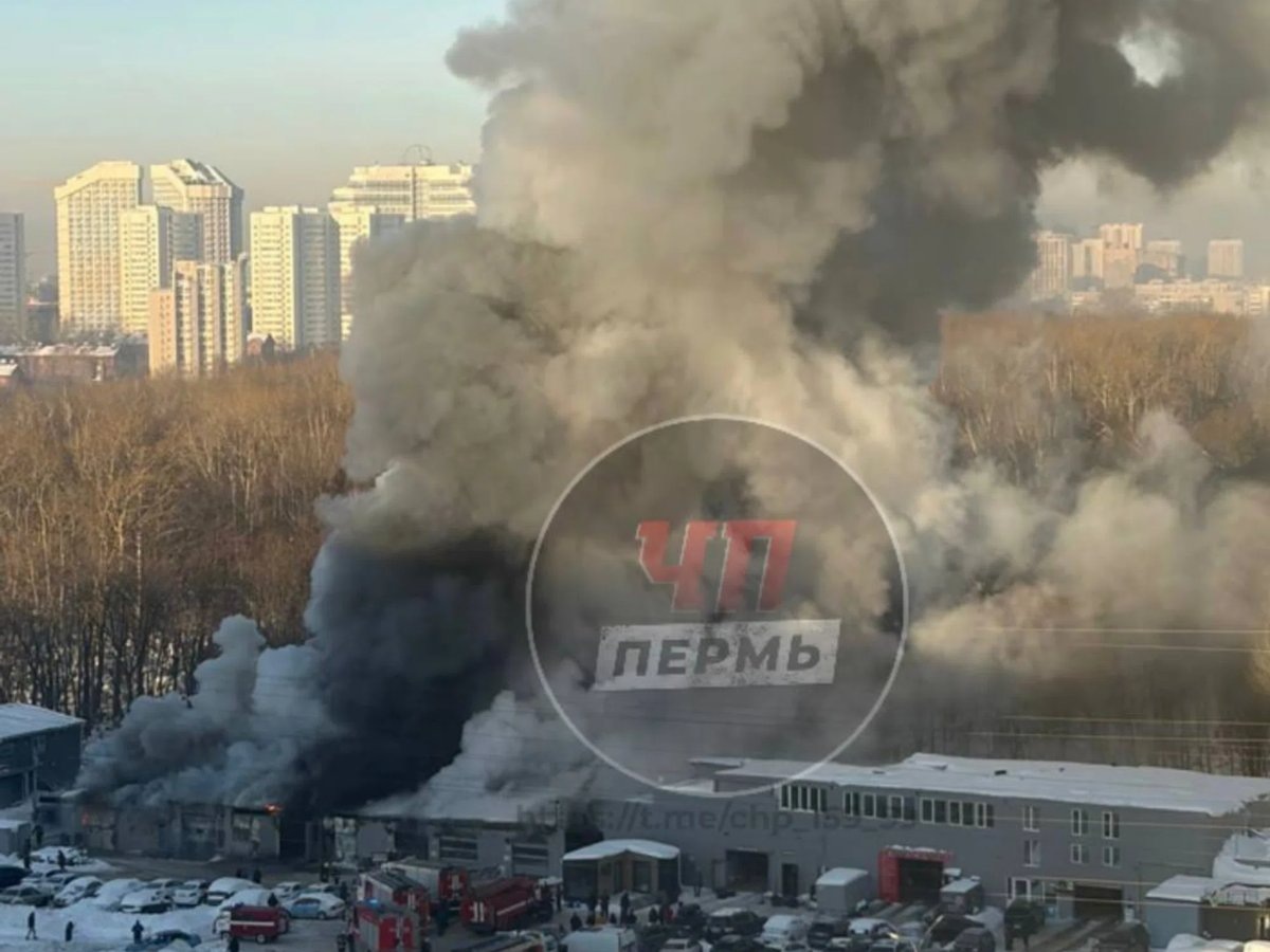    На Чкалова загорелась автомойка