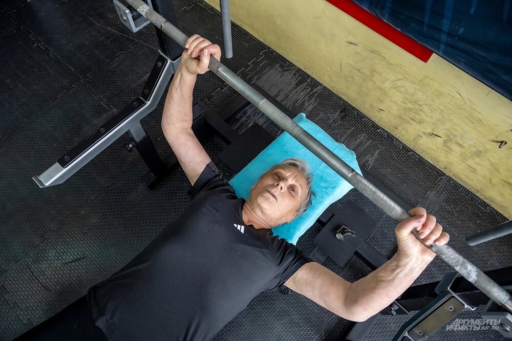   Пенсионерка профессионально жмет штангу от груди. Фото: АиФ/ Юлия Федотова