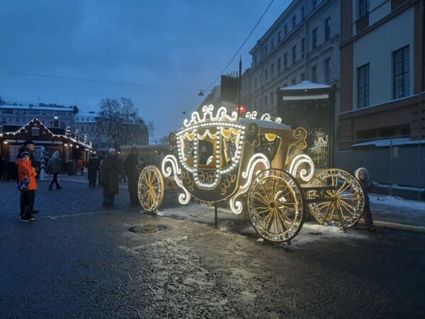 Сказочная петербургская карета на входе на Рождественскую ярмарку на Манежной площади привлекала туристов
