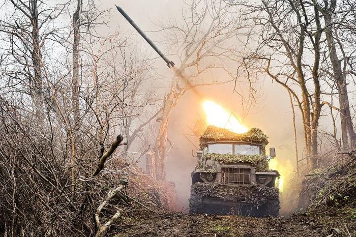 Работа РСЗО «Град» в зоне СВО. Обложка © ТАСС / Дмитрий Ягодкин