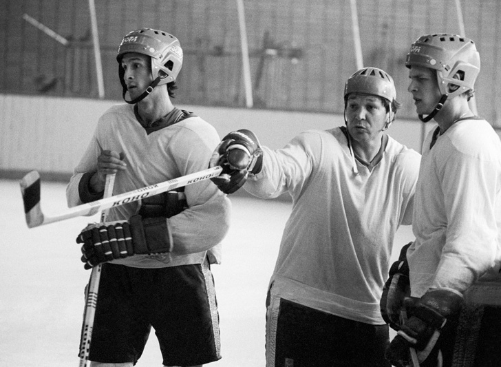    С хоккеистами московского "Динамо" Александром Мальцевым (в центре) и Анатолием Семеновым (справа) на тренировке, 1983 год   
Игорь Уткин/ТАСС