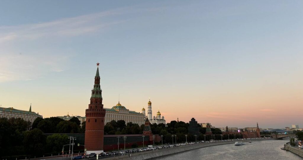 Блогер Артемий Лебедев предложил перекрасить Кремль