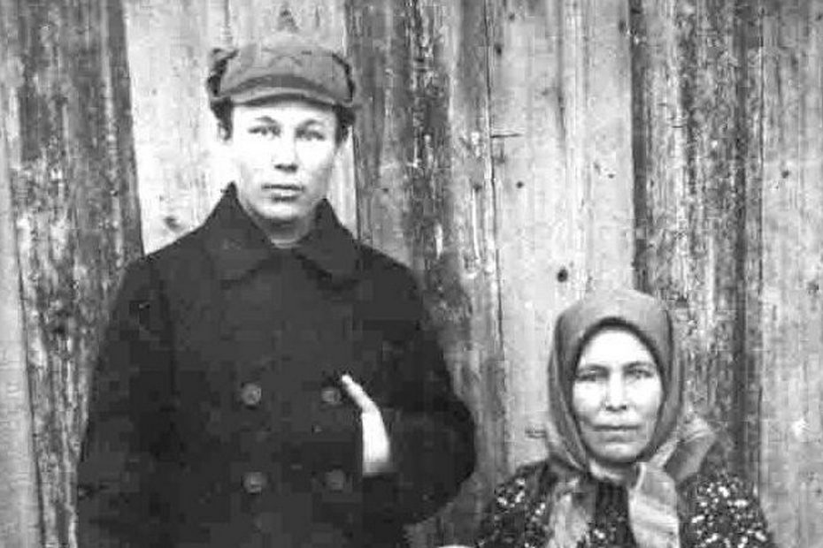 Иван Грибушин с матушкой. Фото из архива автора.