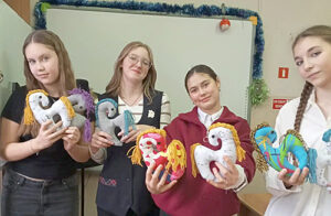 Девочки под руководством Татьяны Владимировны Ласковой на уроках труда шили игрушки – замечательных лошадок. / ФОТО автора Администратор  📷
