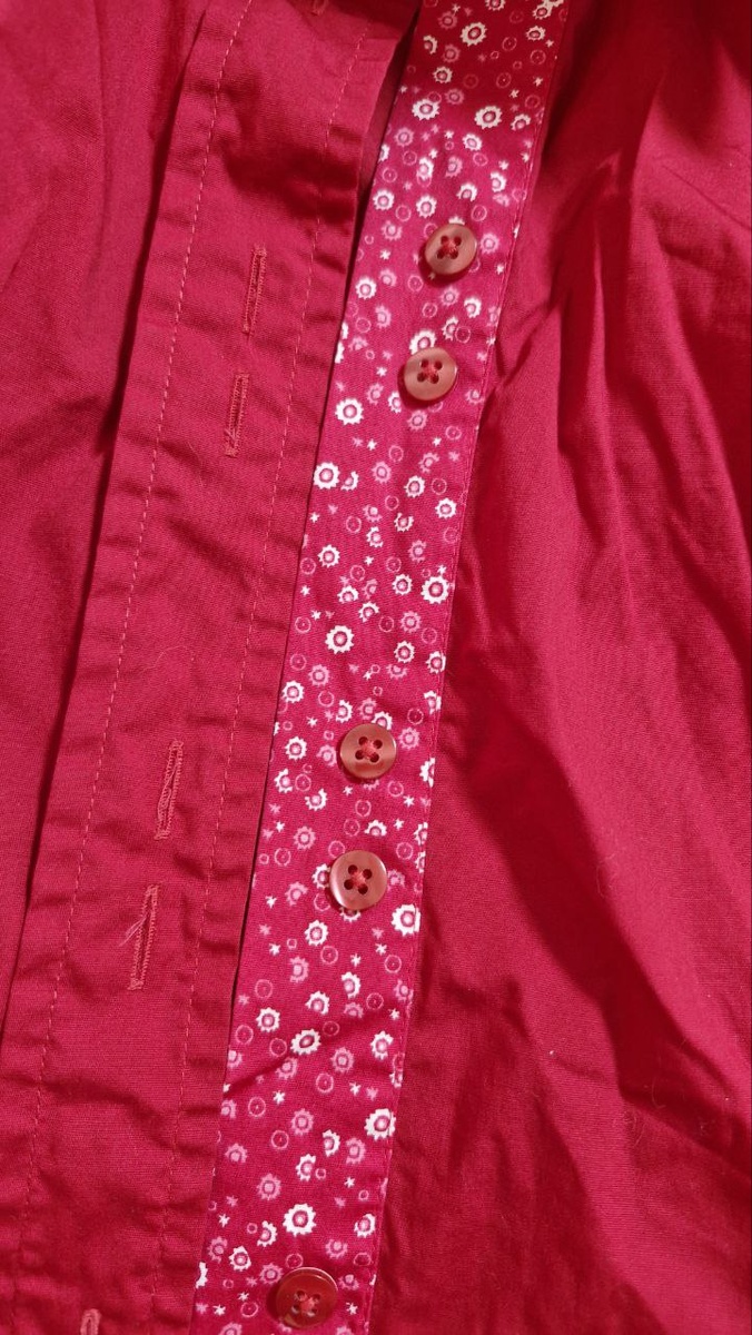 Деталь с расположением пуговиц тоже необычная.