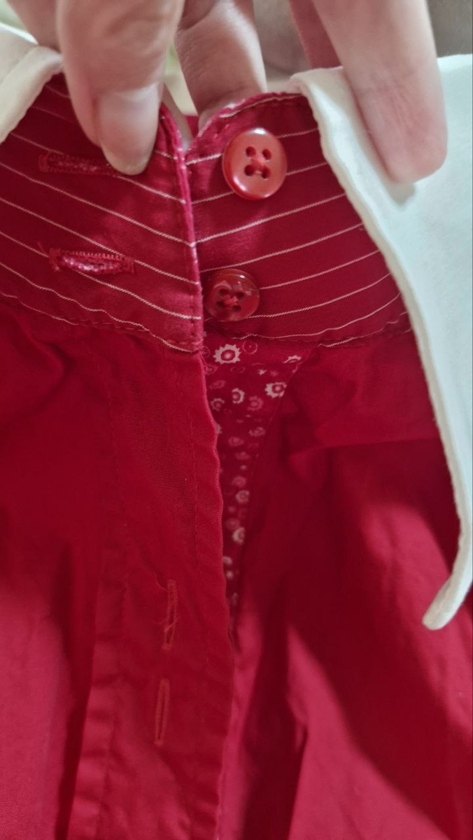 Понравилась вот эта деталь с полосками и принтом под белоснежным воротничком и двумя пуговками.