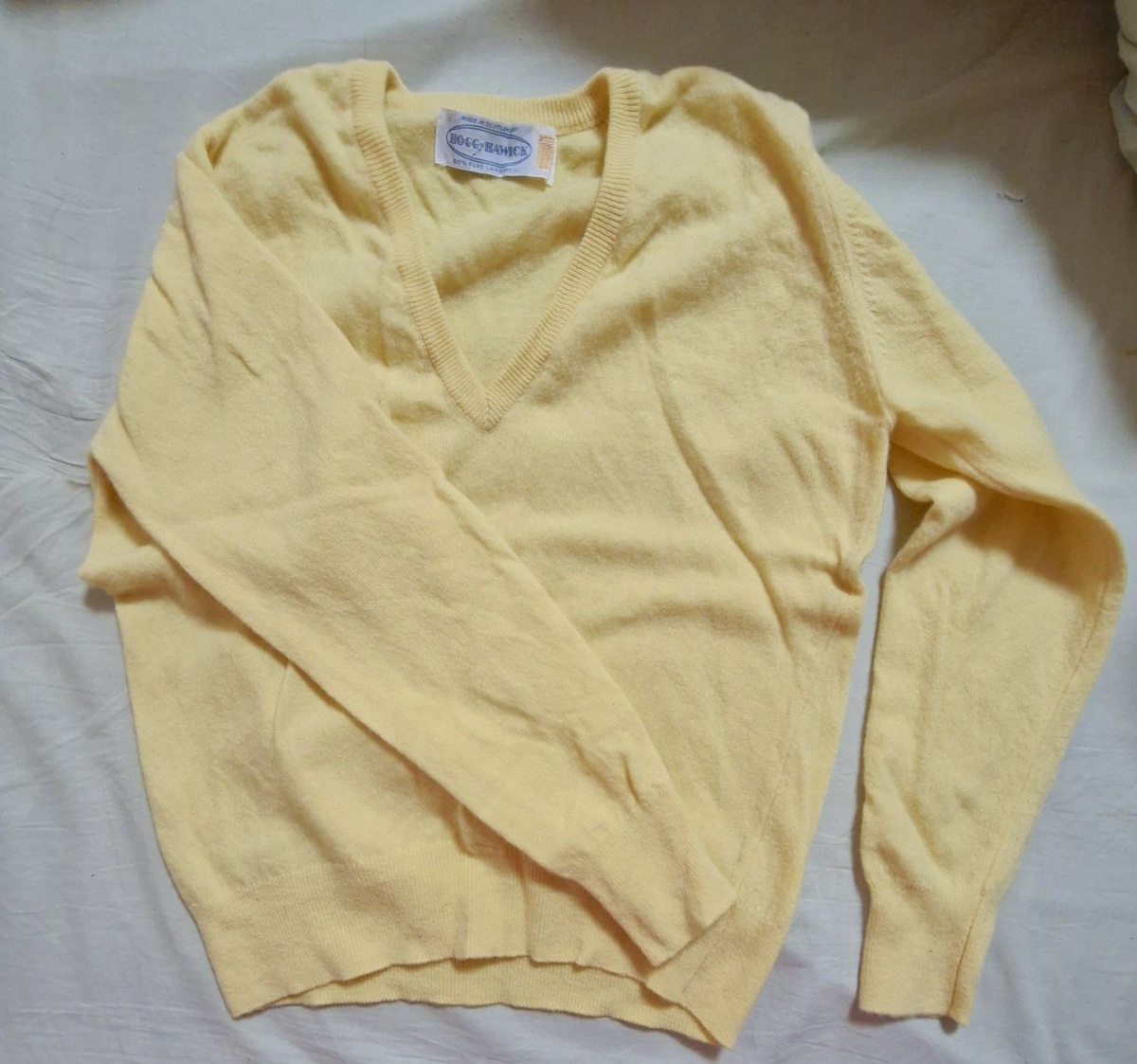 Листай карусель. Не смогла пройти мимо этого лимонного чуда, все таки солнце мне явно нехватает. Но мне кажется, что он мужской, сильно уж большой вырез.