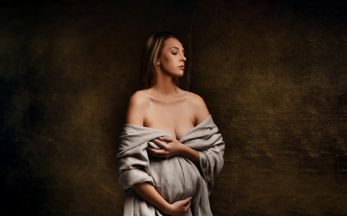 фотосессия беременности на старинном холсте